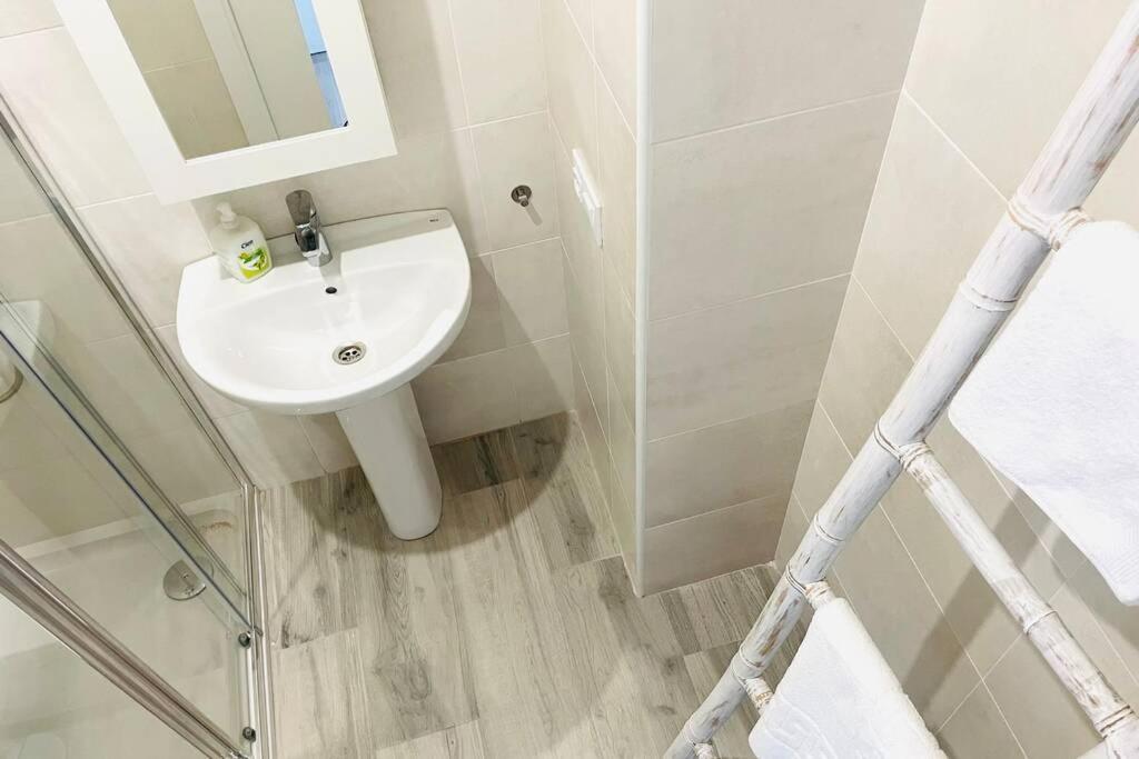 Precioso Apartamento Con Vistas Parciales, Garaje Y Piscina Tarifa Kültér fotó